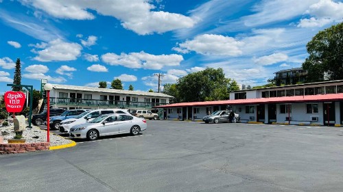 Apple Inn Motel - image 30