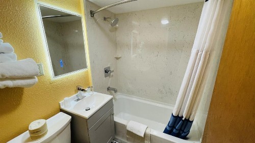 Apple Inn Motel - image 34