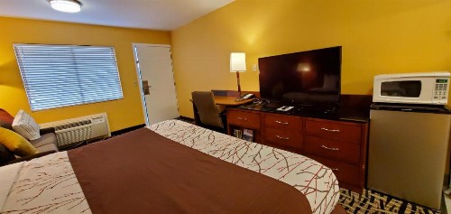 Apple Inn Motel - image 35