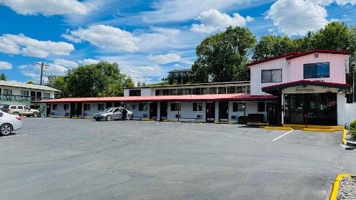 Apple Inn Motel - image 37