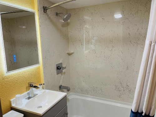 Apple Inn Motel - image 4