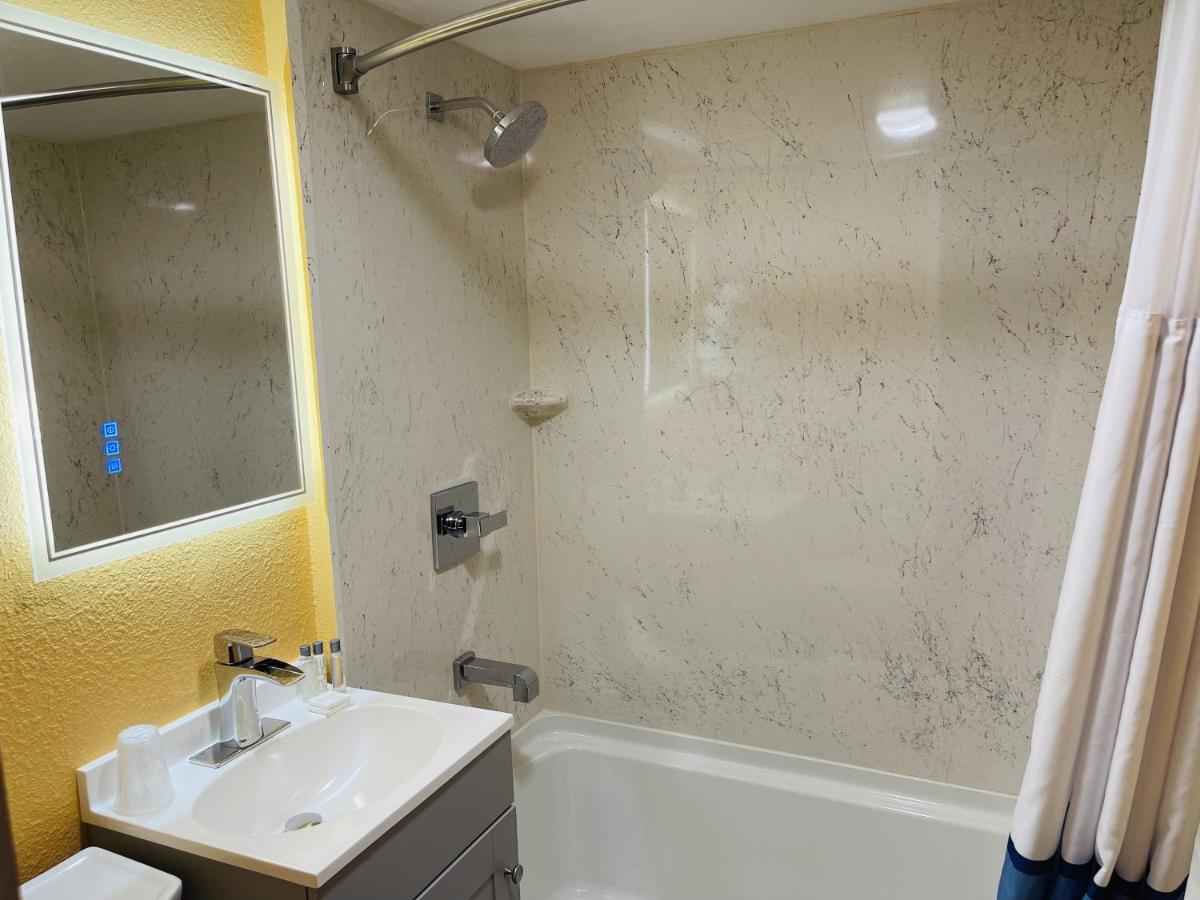 Apple Inn Motel - image 4