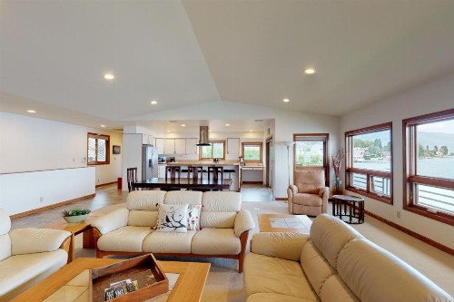 South Lakeshore Waterfront Oasis - image 9