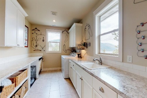 4 Bed 3 Bath Vacation home in Chelan - image 12