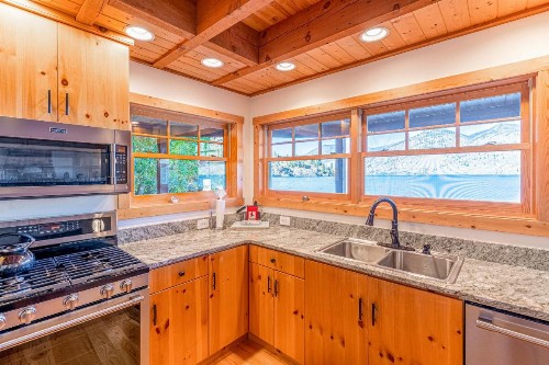 Captain's Lighthouse Lodge - image 7