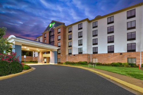 Holiday Inn Express & Suites Chesapeake an IHG Hotel - image 13