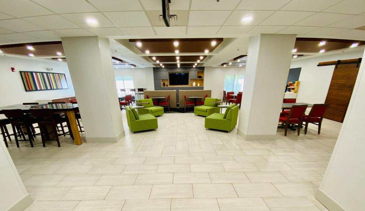 Holiday Inn Express & Suites Chesapeake an IHG Hotel - image 4