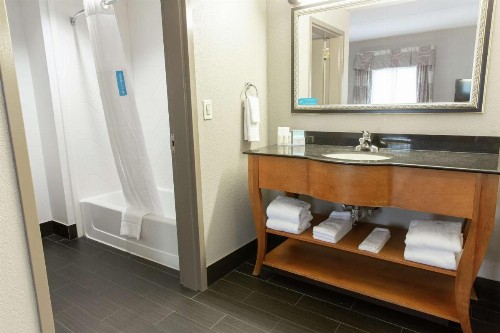 Hampton Inn & Suites Chesapeake-Square Mall - image 13