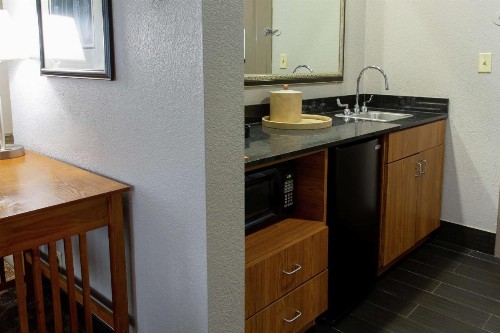 Hampton Inn & Suites Chesapeake-Square Mall - image 2