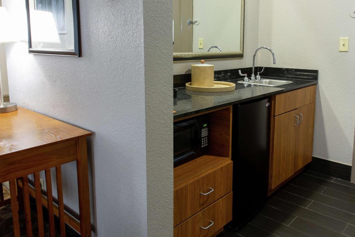 Hampton Inn & Suites Chesapeake-Square Mall - image 2