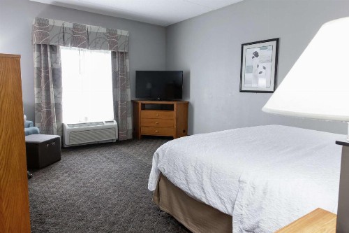 Hampton Inn & Suites Chesapeake-Square Mall - image 23