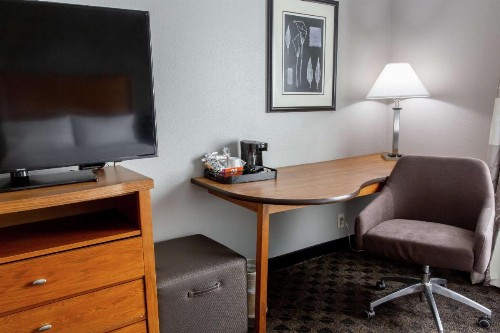 Hampton Inn & Suites Chesapeake-Square Mall - image 5