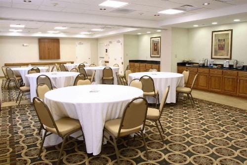 Hampton Inn & Suites Chesapeake-Square Mall - image 6
