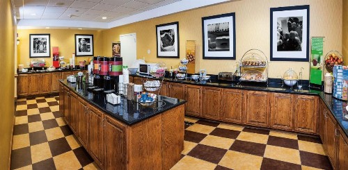 Hampton Inn & Suites Chesapeake-Square Mall - image 9