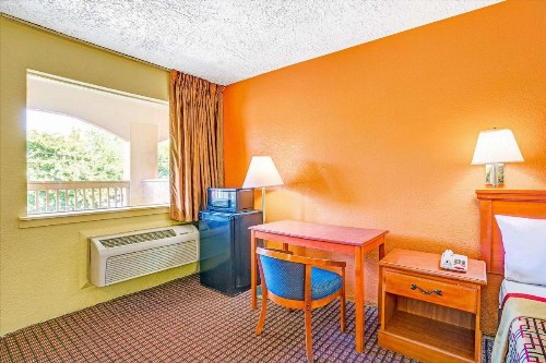 Days Inn by Wyndham Chesapeake - image 5