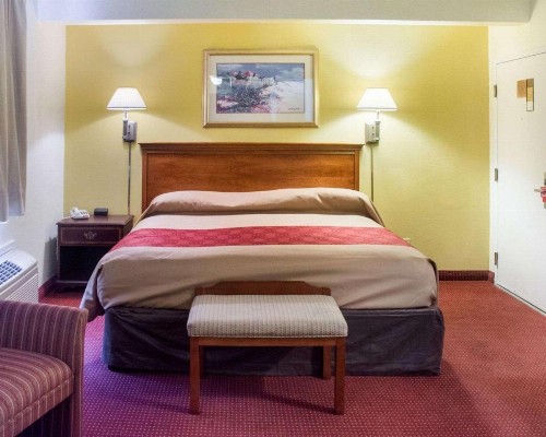 Econo Lodge Chesapeake Route 13 and I-464 - image 12