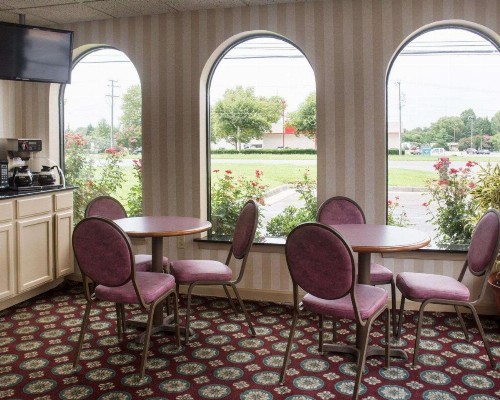 Econo Lodge Chesapeake Route 13 and I-464 - image 3