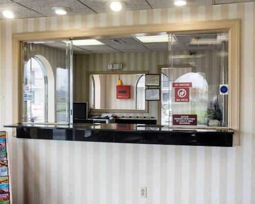 Econo Lodge Chesapeake Route 13 and I-464 - image 7