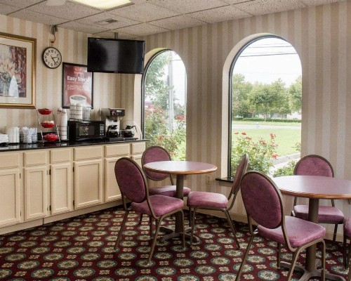 Econo Lodge Chesapeake Route 13 and I-464 - image 8