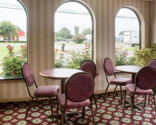 Econo Lodge Chesapeake Route 13 and I-464 - image 9