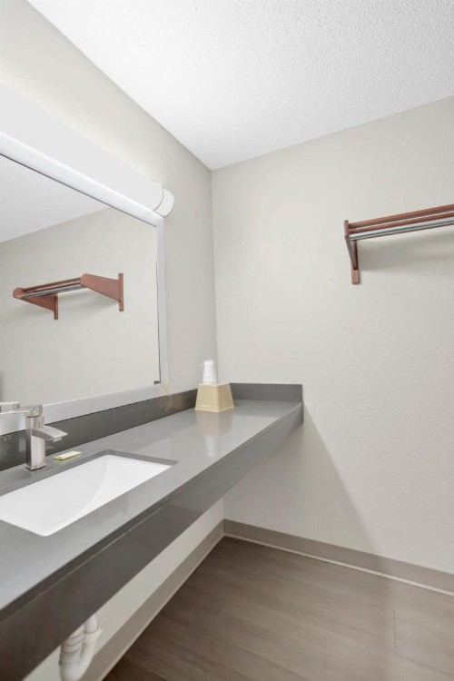 Bridgeview Inn - image 19