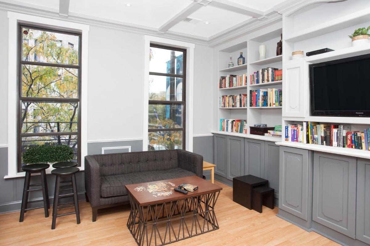 Chicago Parthenon Hostel - image 2
