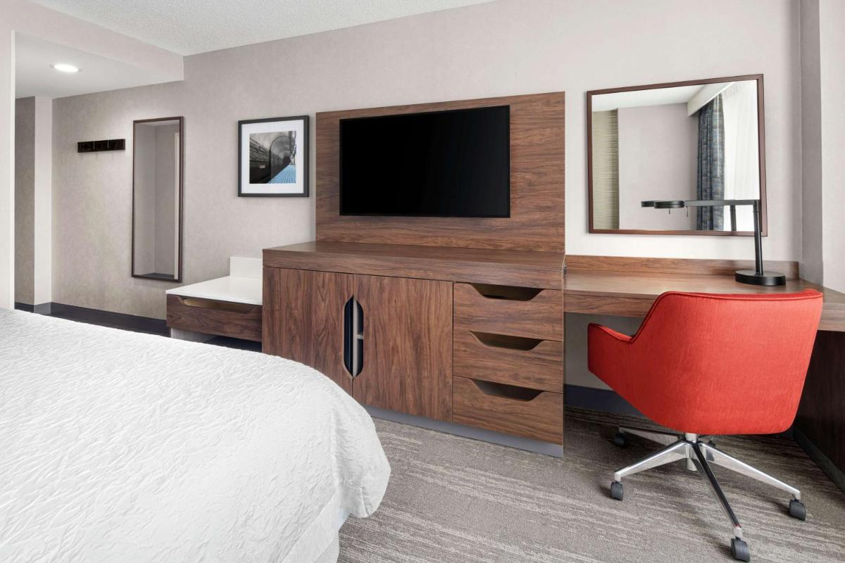Hampton Inn & Suites Chicago-Downtown - image 2