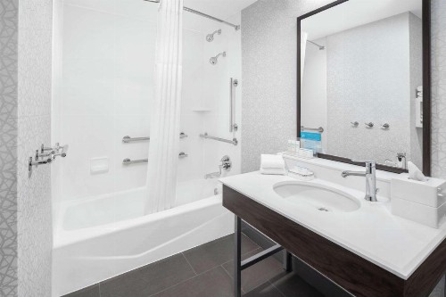 Hampton Inn & Suites Chicago-Downtown - image 25