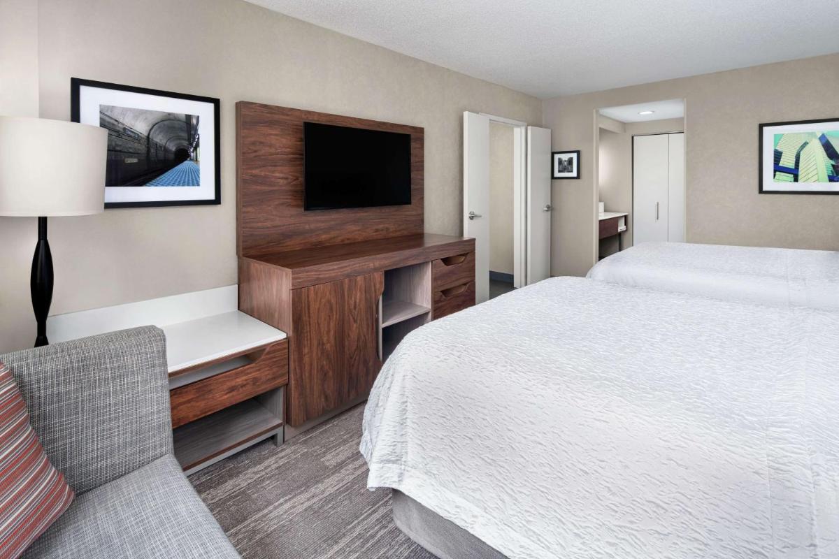 Hampton Inn & Suites Chicago-Downtown - image 7
