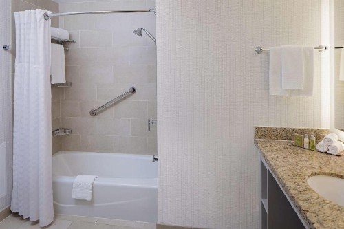 DoubleTree by Hilton Chicago Magnificent Mile - image 40