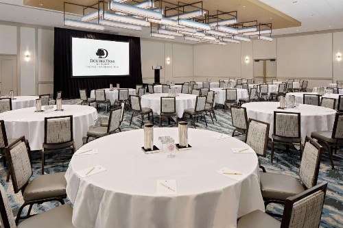 DoubleTree by Hilton Chicago Magnificent Mile - image 9