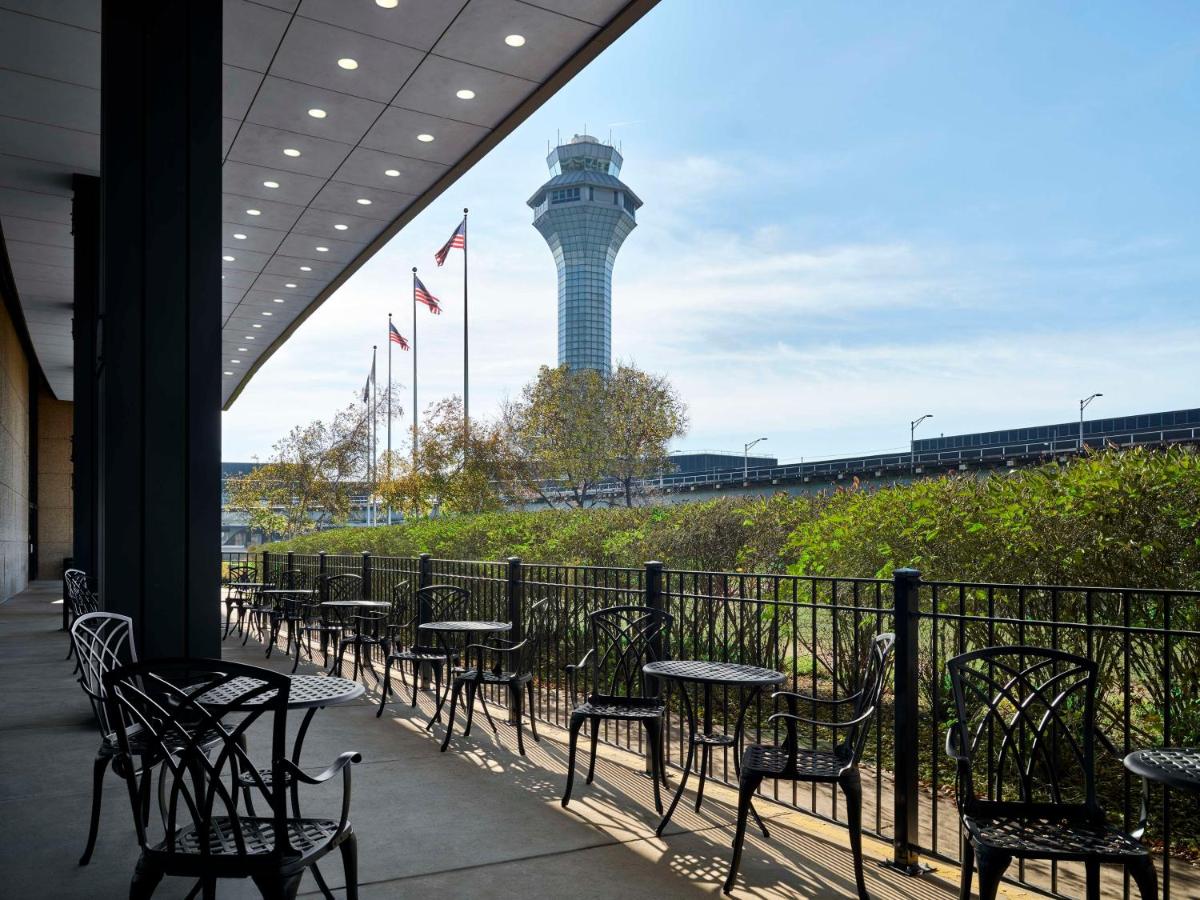 Hilton Chicago O'Hare Airport - image 2