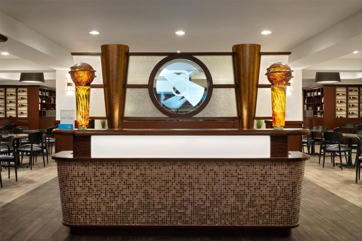 Hilton Chicago O'Hare Airport - image 4
