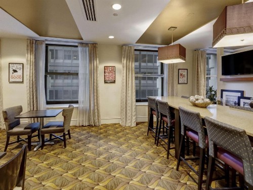 Hampton Inn Majestic Chicago Theatre District - image 11