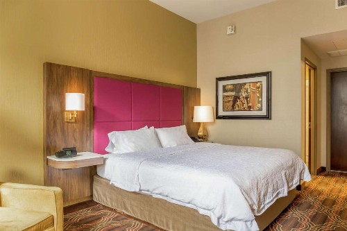 Hampton Inn Majestic Chicago Theatre District - image 3