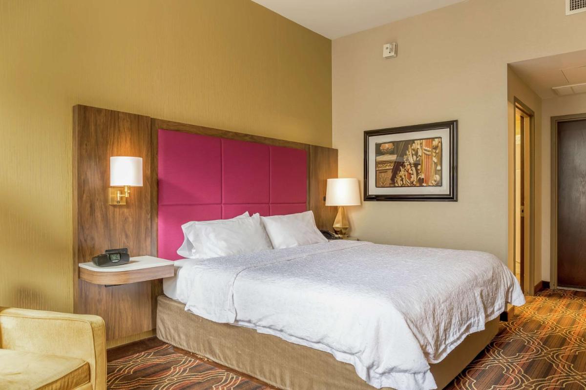 Hampton Inn Majestic Chicago Theatre District - image 3