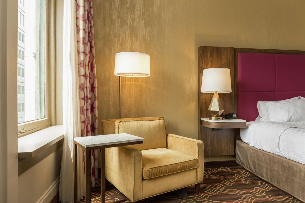 Hampton Inn Majestic Chicago Theatre District - image 6