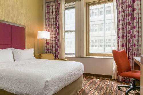 Hampton Inn Majestic Chicago Theatre District - image 7