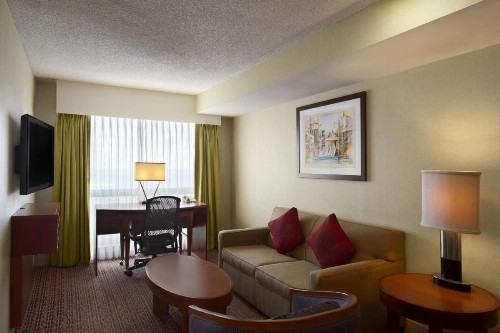 Hilton Chicago Magnificent Mile Suites - image 17