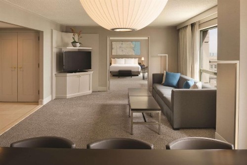 Hilton Chicago Magnificent Mile Suites - image 40