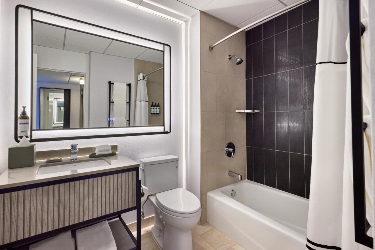 Hyatt Regency Chicago - image 3