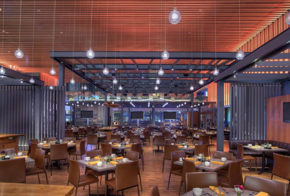 Hyatt Regency Chicago - image 4