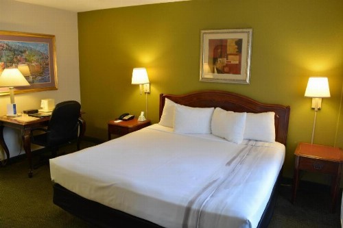 Chicago Lakeshore Hotel - image 10