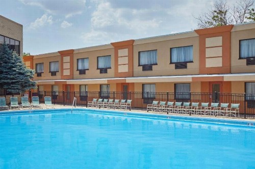 Chicago Lakeshore Hotel - image 2