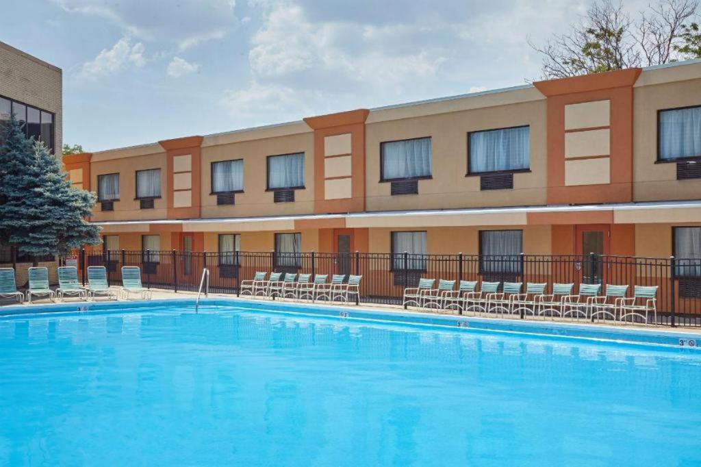Chicago Lakeshore Hotel - image 2