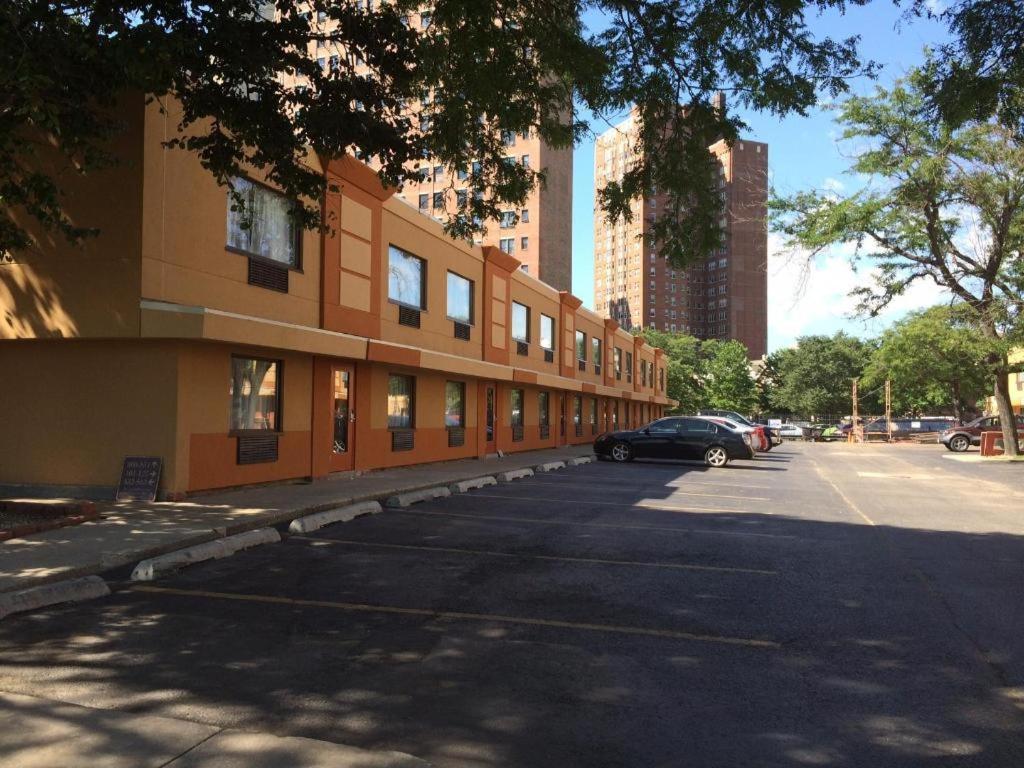 Chicago Lakeshore Hotel - image 3