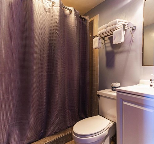 Chicago Getaway Hostel - image 35