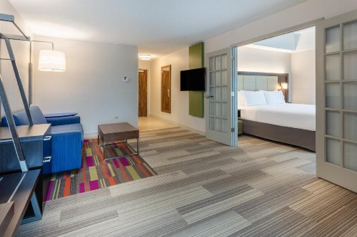Holiday Inn Express & Suites Chicago-Midway Airport an IHG Hotel - image 10