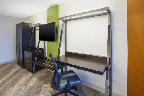 Holiday Inn Express & Suites Chicago-Midway Airport an IHG Hotel - image 2
