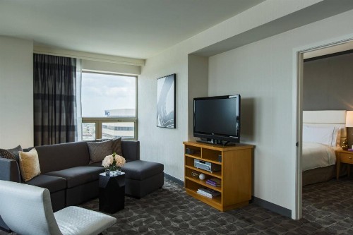 Renaissance Chicago O'Hare Suites Hotel - image 9